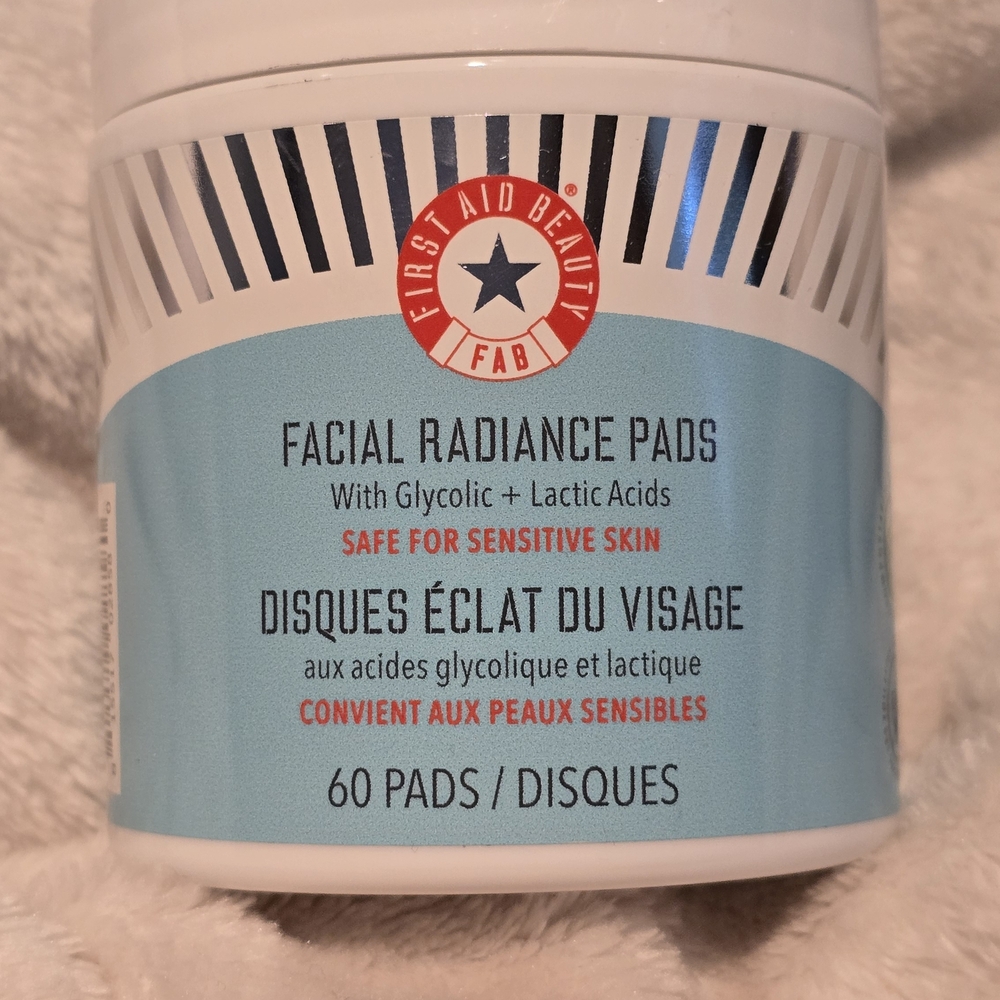 First Aid Beauty Facial Radiance Pads - Light Blue & White